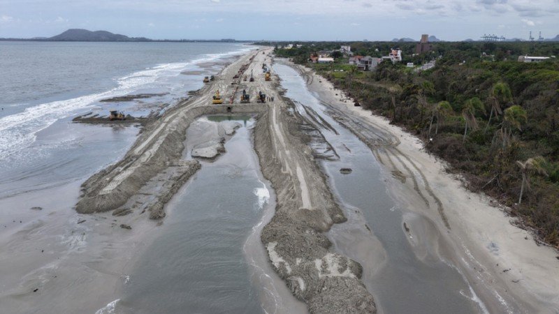 Engordamento da orla libera trechos da Praia de Itapoá e mantém áreas interditadas por segurança