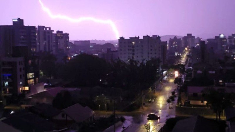 Alerta vermelho de tempestades intensas emitido para Itapoá e região